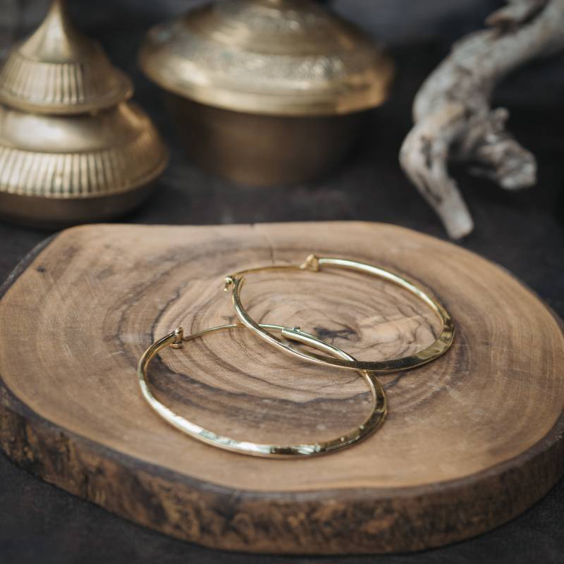 Kleine Gehämmerte Creolen | Messing Goldene Ohrringe Monkimee von MONKIMEE