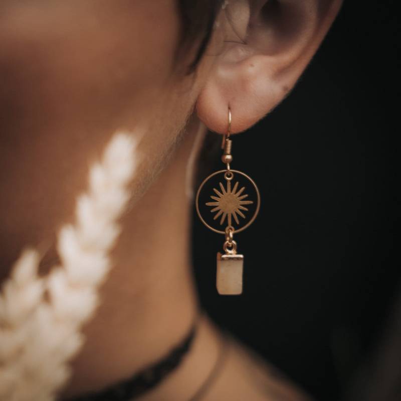 Schlichte Sonnen Ohrringe Mit Topas | Messing Naturedelstein Goldene Hänge Monkimee von MONKIMEE