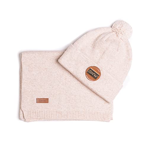 MOO´ILO Damen Mütze Schal Set Leder Metall Logo Frauenmode Damenmode Winter Herbst Strick Beanie warme Wintermütze mit passendem Strickschal - Design, made in Germany (Beige) von MOO´ILO