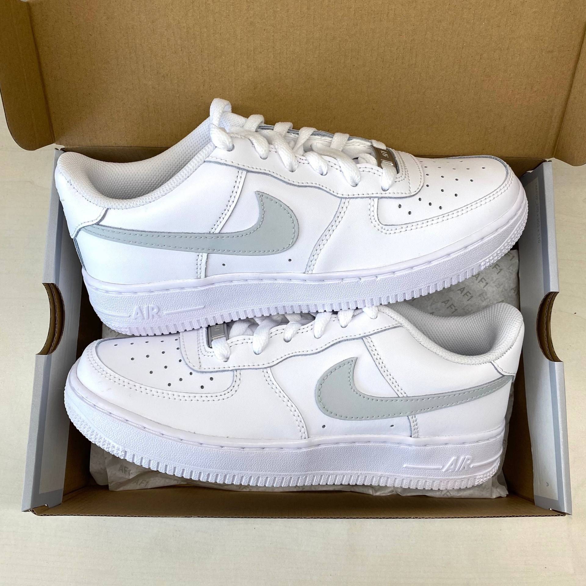 Nike Air Force 1, Hellgrauer Swoosh, Custom Sneakers, Af1, Personalisierte Schuhe, Zurück Zur Schule, Pastell, Jordan, Geschenk, Geburtstag, Hochzeit von MOODSICK