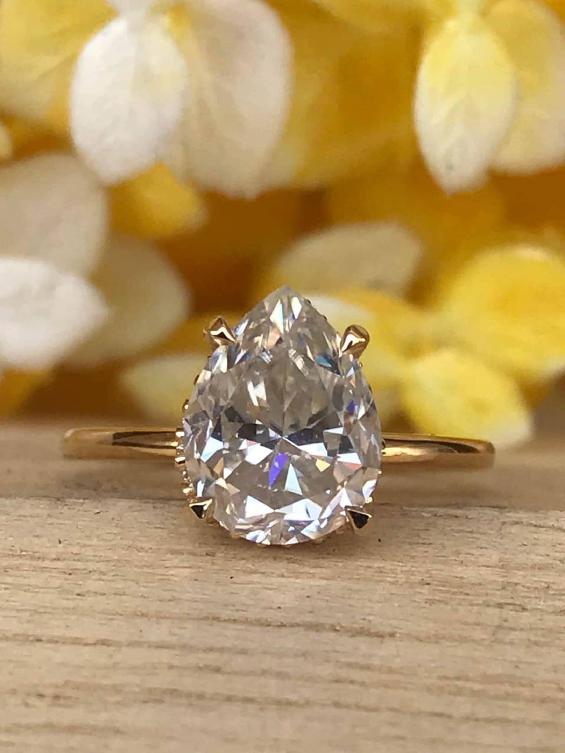 2Ct Pear Cut Moisanit Diamant Hochzeit Verlobungsring, Einzigartiger Ring, Vorschlag Gelbe Birne Halo Diamantring, Jubiläumsring von MOONSTAR1998