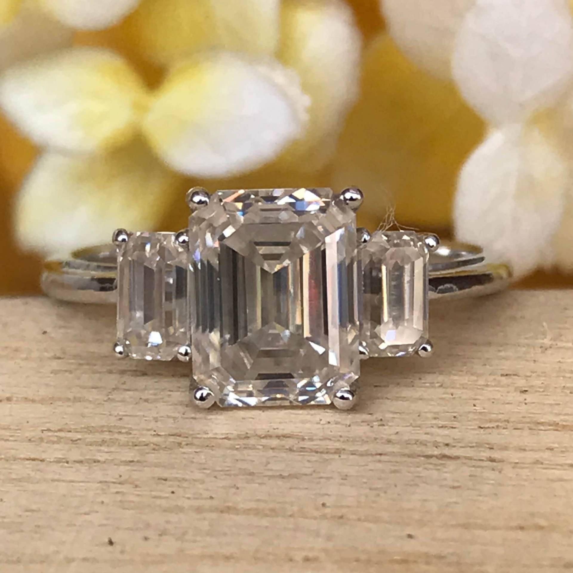 3, 5 Karat Smaragdschliff Moissanit Diamant Verlobungsring, Trauring Für Sie, Drei Stein Ring, Gold/Silber Unikat Ring von MOONSTAR1998