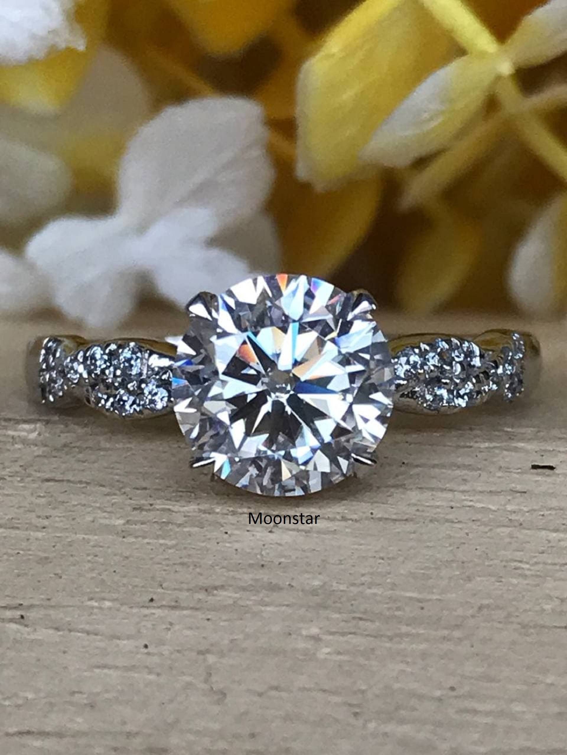 3 Ct Rund Moissanit Verlobungsring 10K/14K/18K Weiß/Rose/Gelbgold Diamant Ehering Jahrestag Ring Gedreht Infinity Band von MOONSTAR1998