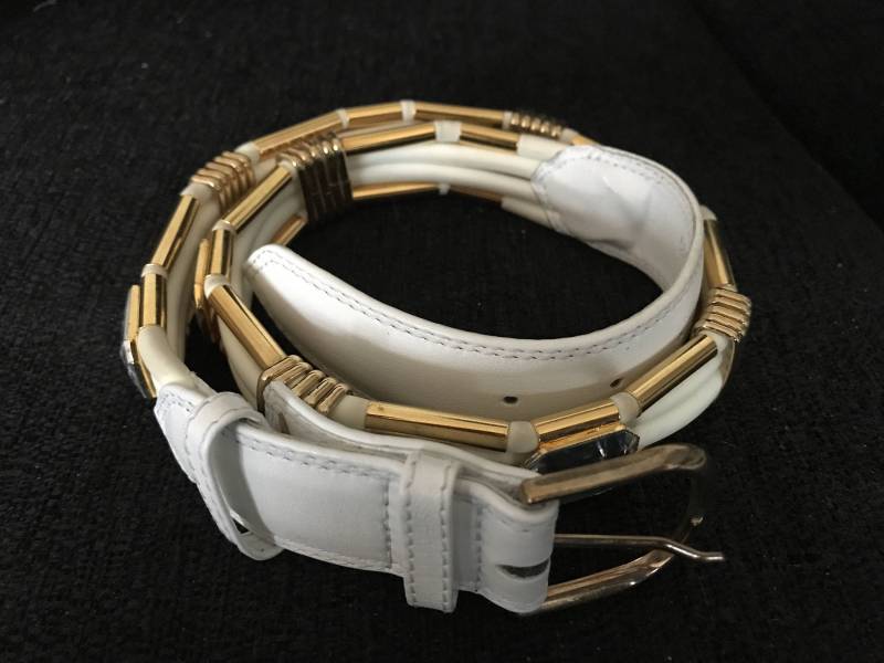 Vintage Jutta Reissig Weißer Ledergürtel Goldfarbene Details, Akzent Mit Strasssteinen von MORETHANVINTAGENL