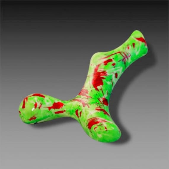 Grüne Halsnahe Brosche von MOSHIKOART