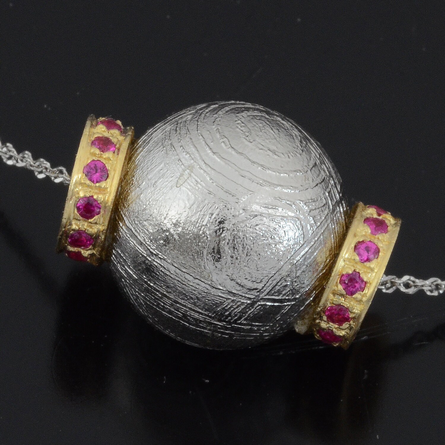 Meteorit Schmuck Kette Mit Gold Rondellen & Roten Rubin in 585Er Gelbgold Meteorit Schmuck Kette Mit Gold Rondellen & Roten Rubin in 585Er Gelbgold von MOSTLYMETEORITES