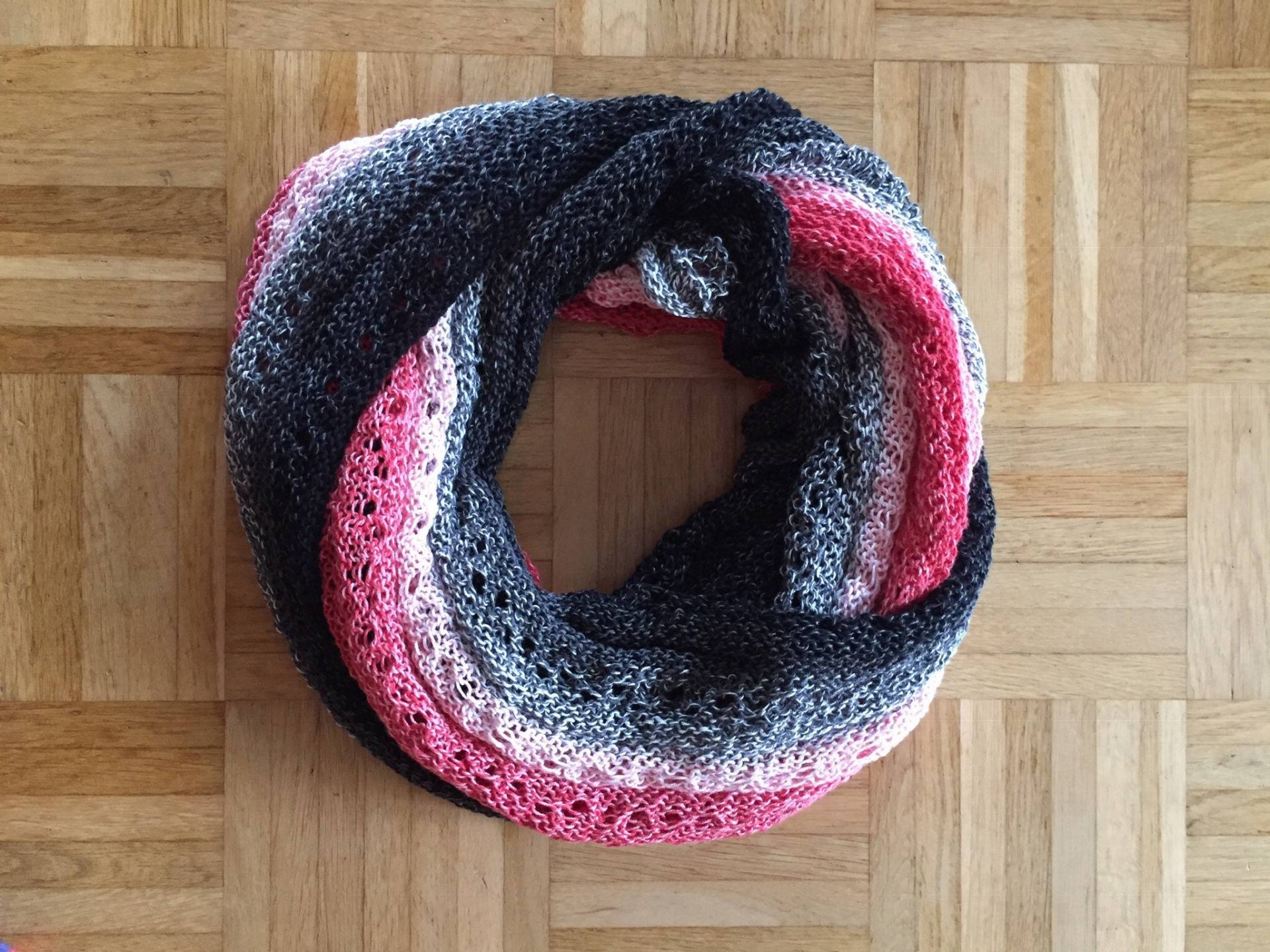 Handgestrickter Möbius - Loop Schal, Schwarz Rosa, Ein in Sich Drehendes Teil Handgestrickter Möbius - Loop Schal, Schwarz Rosa, Ein in Sich Drehendes Teil von MOSTROKunst