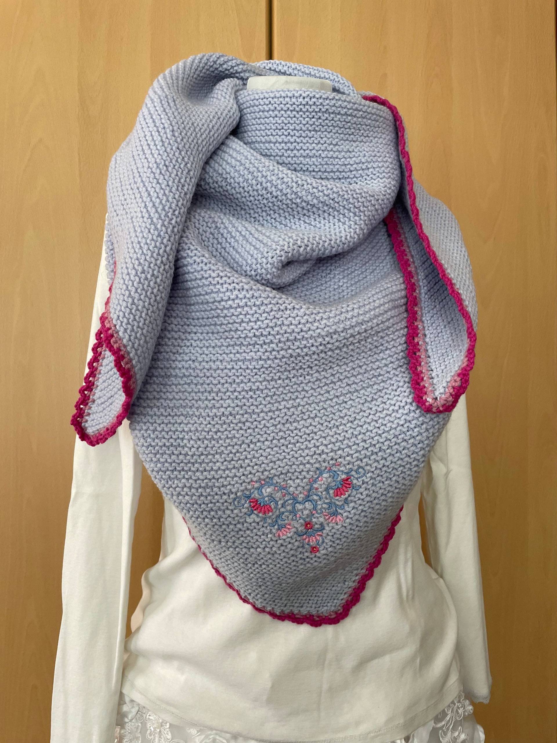 Handgestricktes Dreieckstuch Tracht Mit Stickerei Blumenornament Handgestricktes Dreieckstuch Tracht Mit Stickerei Blumenornament von MOSTROKunst