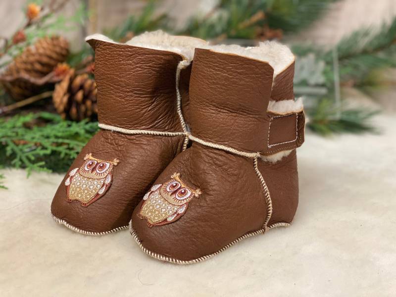 Beige Stiefeletten Aus Schaffell Mit Wildleder-Finish, Stickereien Und Schnürung, Größe 18 Monate von MOUKMOUK