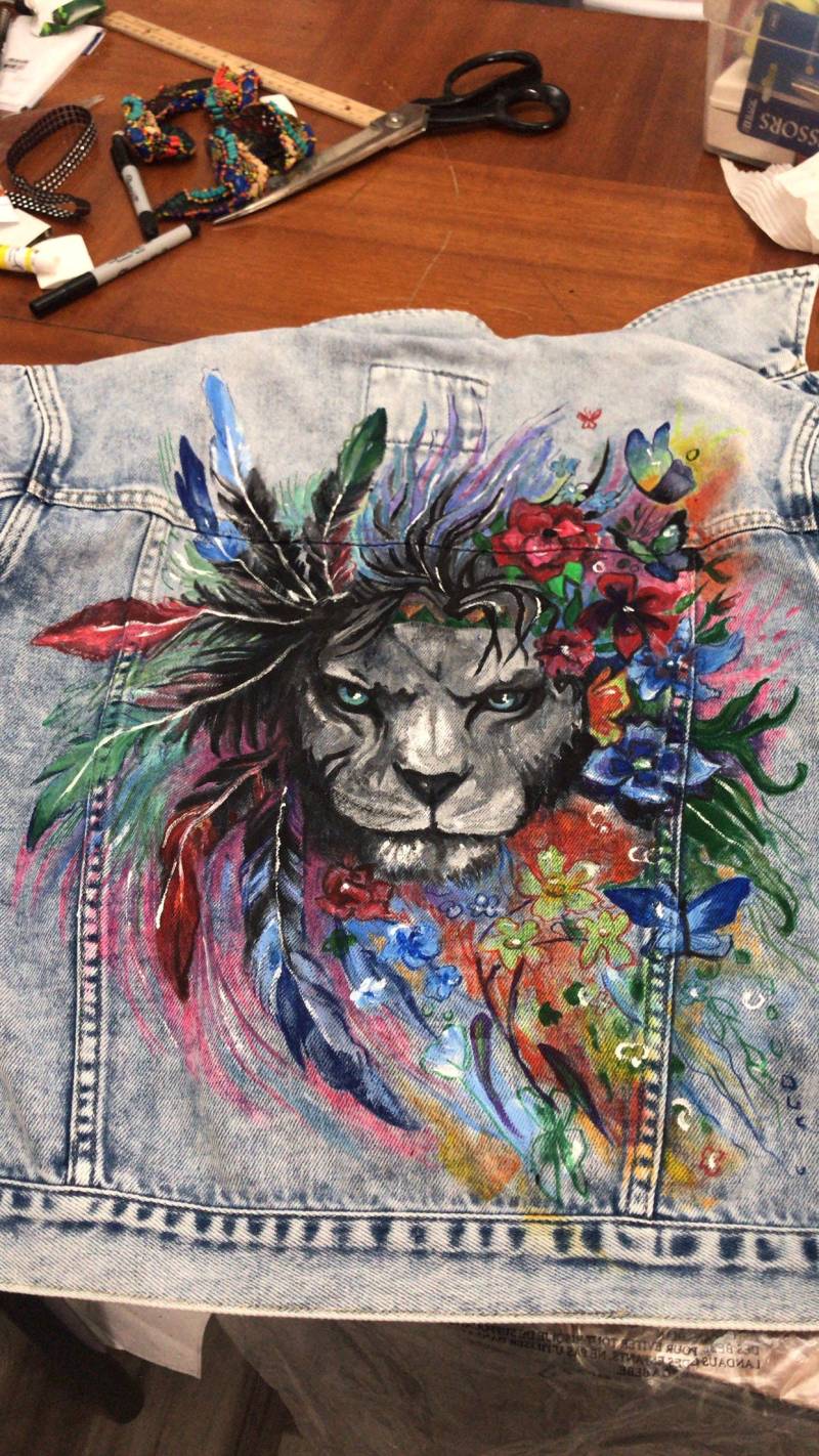 Löwe | Handbemalte Benutzerdefinierte Denim Jeansjacke von MOVAFashion