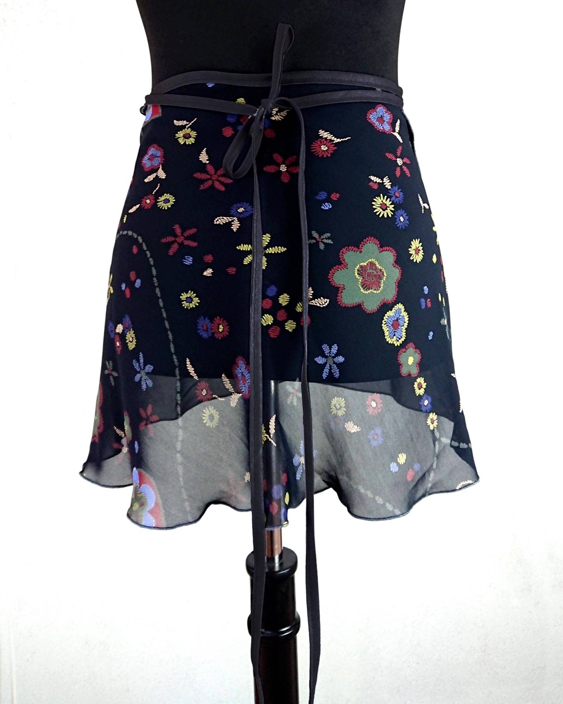 Ballett Rock, Kurz Und Mittellang, Schwarz Mit Blüten Schwarzem Band von MOVEtheCOLOUR