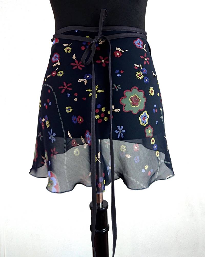 Ballett Rock, Kurz Und Mittellang, Schwarz Mit Blüten Schwarzem Band von MOVEtheCOLOUR