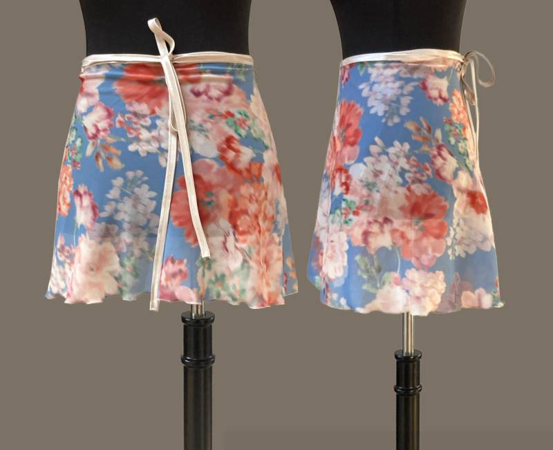 Leichter Ballett-Rock, Pastellblau Mit Blumen Überzogen, Band Champagner Aus Duchesse Leichter Ballett-Rock, Pastellblau Mit Blumen Überzogen, Band Champagner Aus Duchesse von MOVEtheCOLOUR