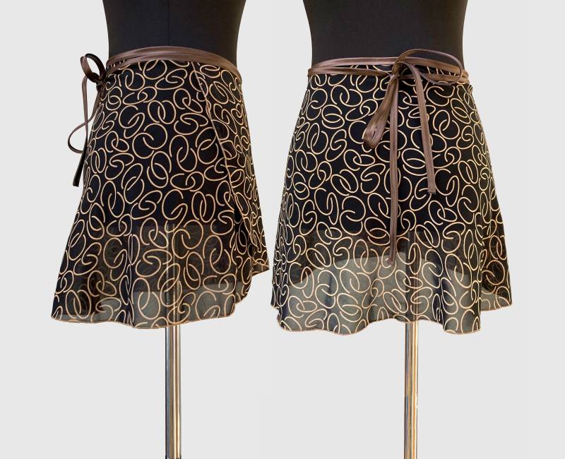 Rings Mittellanger Und Kurzer Ballett-Rock, Mit Band Aus Dunkelbraunem Duchesse, Wickelrock Rings Mittellanger Und Kurzer Ballett-Rock, Mit Band Aus Dunkelbraunem Duchesse, Wickelrock von MOVEtheCOLOUR