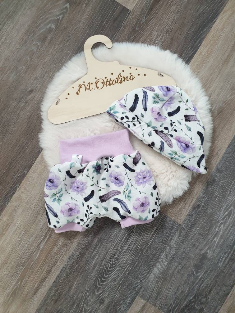 Sommerset Aus Musselin - Kurze Pumphose Mit Sonnenhut/Blumen Lila Federn Sommerset Aus Musselin - Kurze Pumphose Mit Sonnenhut/Blumen Lila Federn von MOttolinoDesign