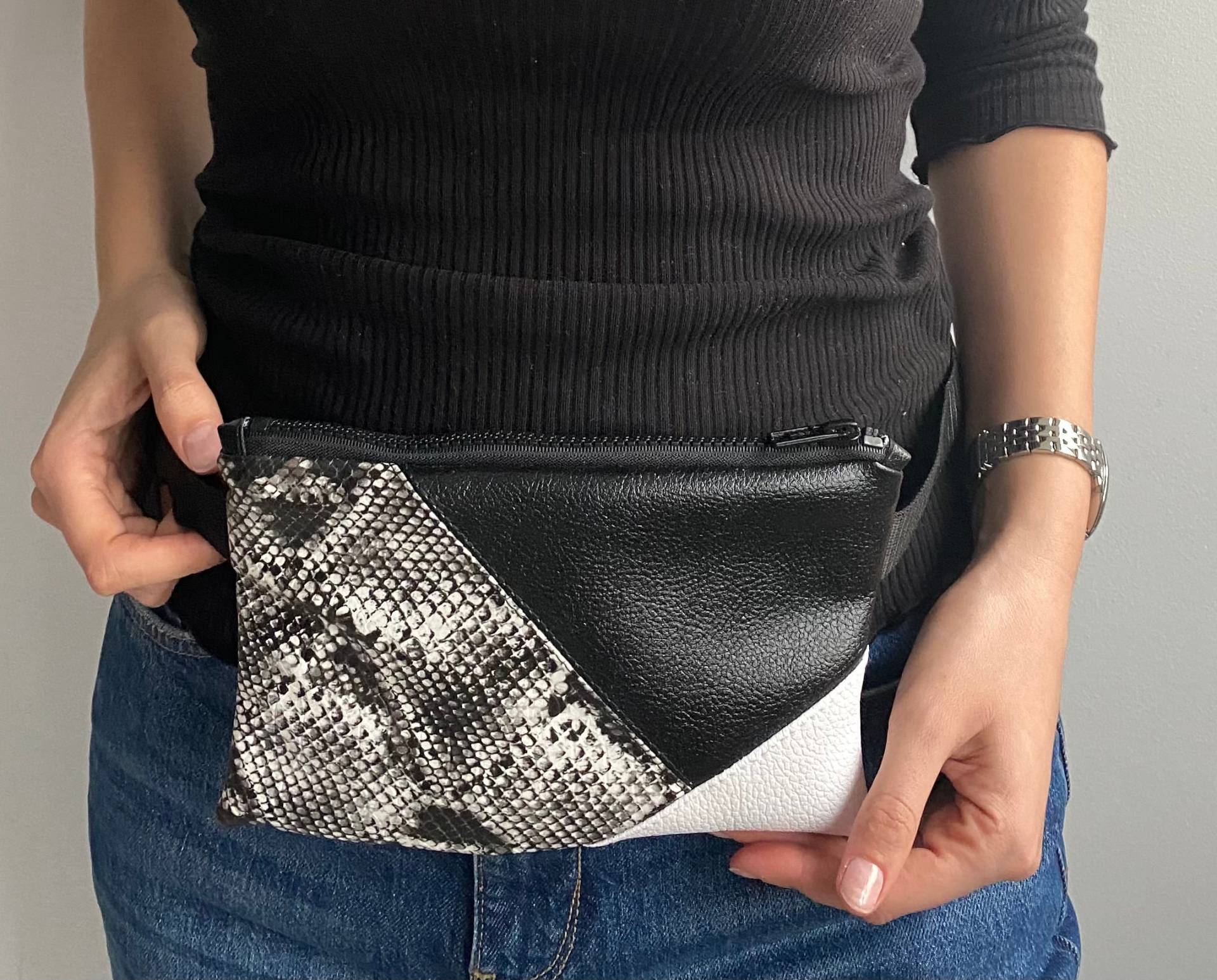 Schwarze Wasserdichte Bauchtasche, Hüfttasche, Flache Gürteltasche Für Festival, Reisetasche, Veganes Leder, Hip Bag Frauen, Animalprint von MPAtelierShop