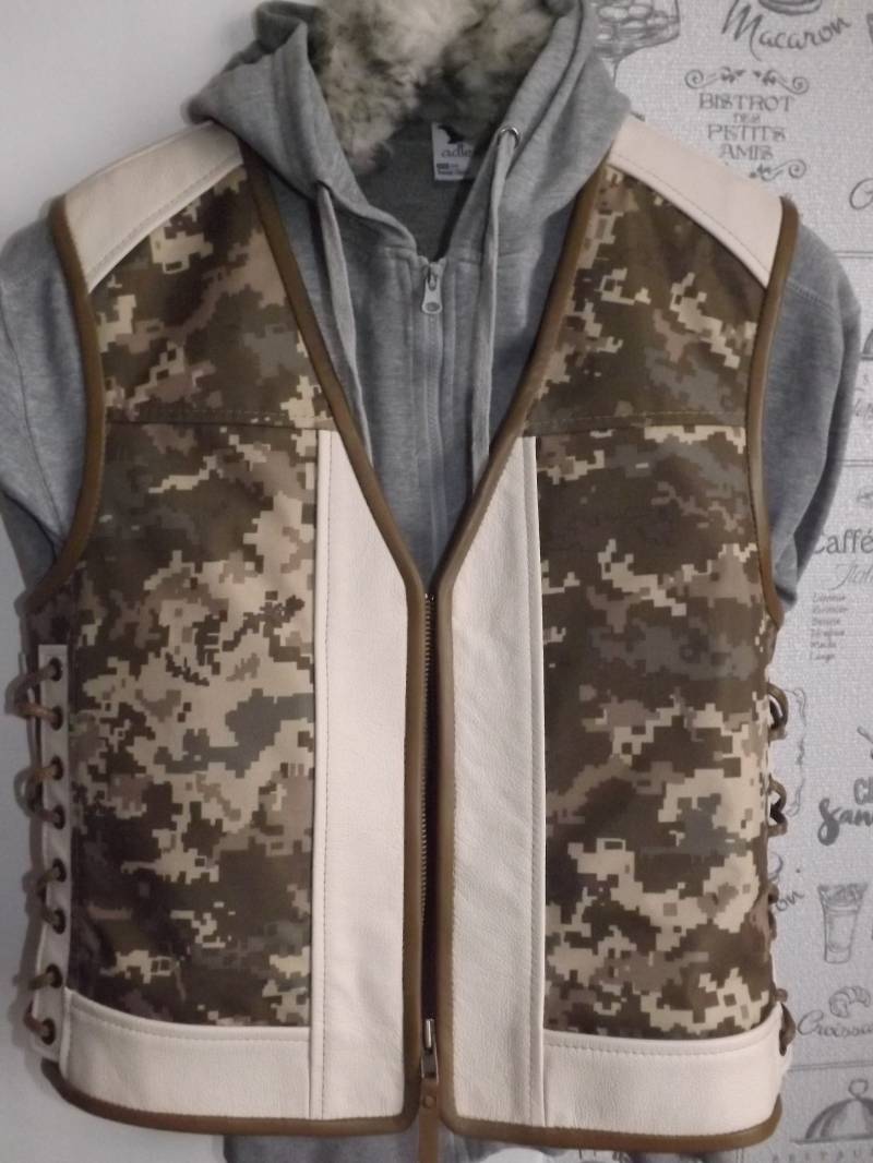 Bikerweste. Camouflage Stoff, Echtes Leder Helle Cremefarbe + Khakifarbenes Lederfinish. Handgefertigt. Ich Werde Westen Von S...bis 5x Größe Machen Bikerweste. Camouflage Stoff, Echtes Leder Helle Cremefarbe + Khakifarbenes Lederfinish. Handgefertigt. Ich Werde Westen Von S...bis 5x Größe Machen von MPBikerTailor