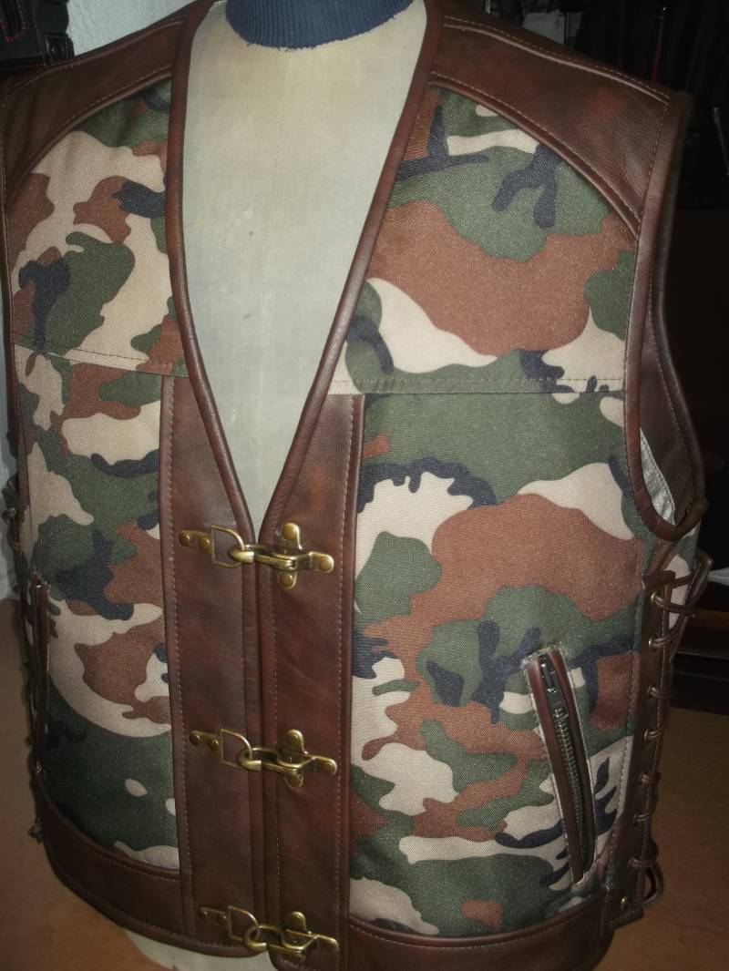 Bikerweste. Camouflage Textil, Echtleder Braunes Lederfinish. Handgefertigt. Ich Werde Westen Von S...bis 5x Größe Machen von MPBikerTailor