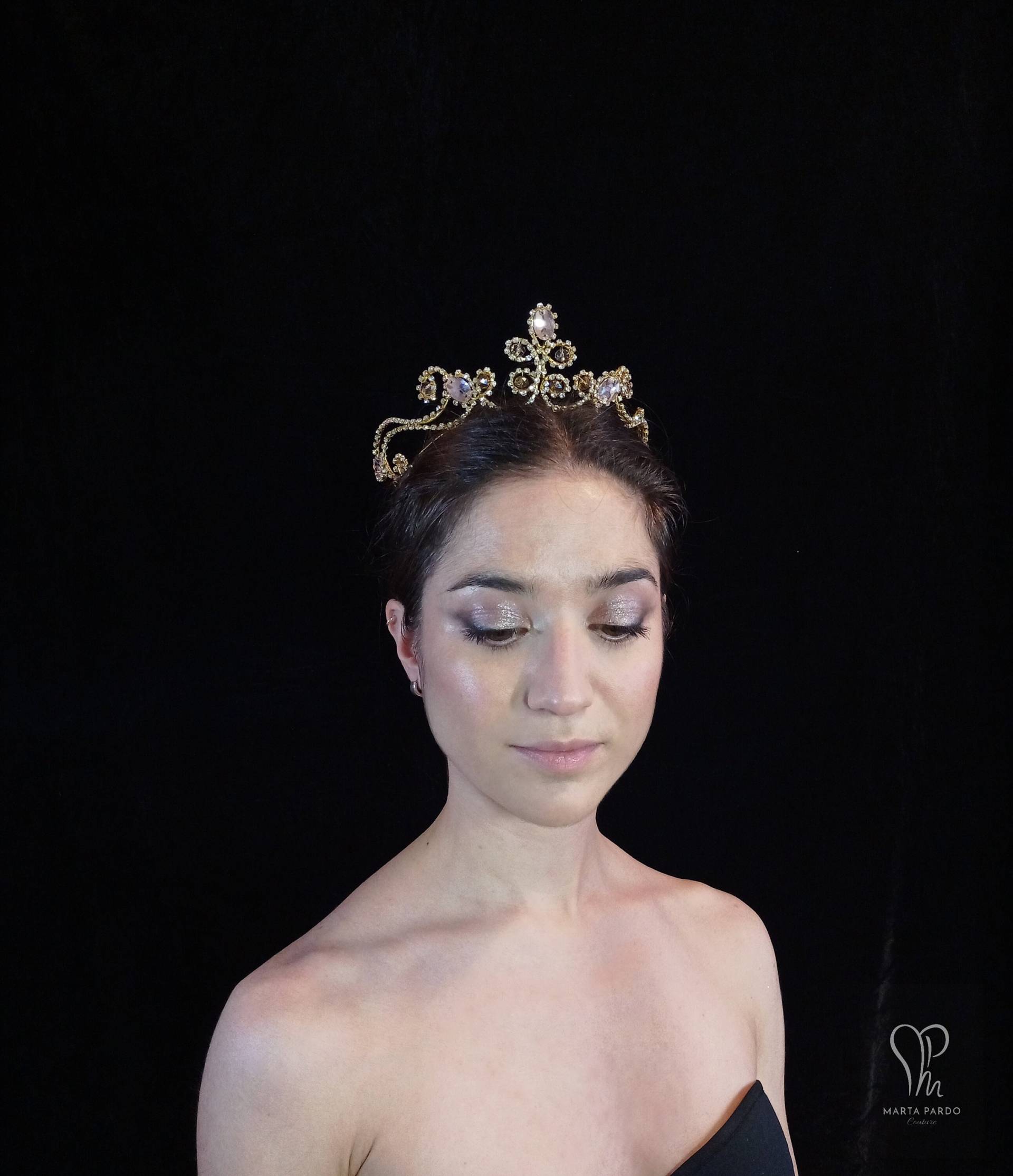 Maya Ballett Kopfschmuck Individualisierbar - Gold/Silberfarben Mit Rosa Kristallen Basic Tiara Dornröschen, Don Quijote, Paquita Maya Ballett Kopfschmuck Individualisierbar - Gold/Silberfarben Mit Rosa Kristallen Basic Tiara Dornröschen, Don Quijote, Paquita von MPardoCouture