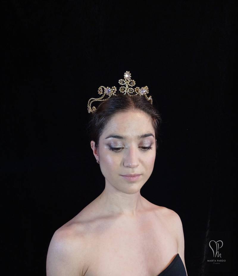 Maya Ballett Kopfschmuck Individualisierbar - Gold/Silberfarben Mit Rosa Kristallen Basic Tiara Dornröschen, Don Quijote, Paquita Maya Ballett Kopfschmuck Individualisierbar - Gold/Silberfarben Mit Rosa Kristallen Basic Tiara Dornröschen, Don Quijote, Paquita von MPardoCouture