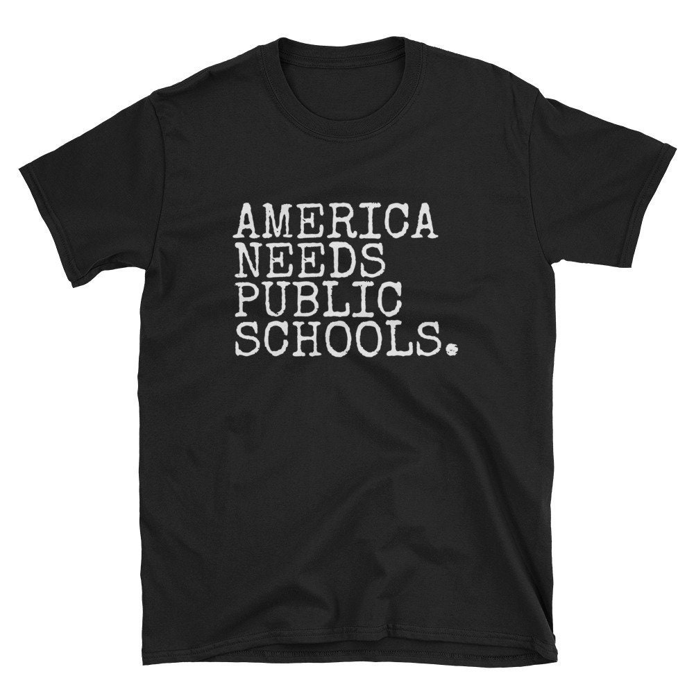 Amerika Braucht Öffentlichen Schulen Shirt Geschenke Für Lehrer Schüler Auftraggeber Erzieher Mitschüler Freunde Kurzarm Unisex T-Shirt von MRKPrints