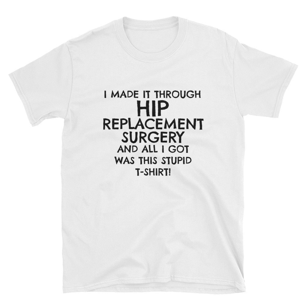 Hip Ersatz Post Surgery Shirt Verletzung Erholung Lustige Alter Geschenk Clumsy Kurzarm Unisex T-Shirt von MRKPrints