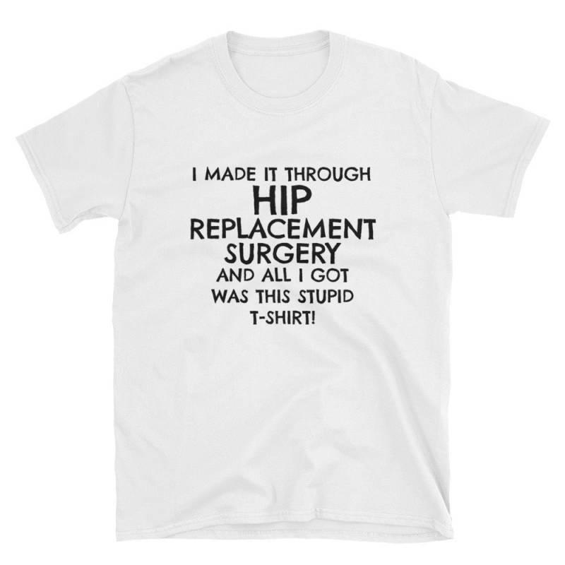 Hip Ersatz Post Surgery Shirt Verletzung Erholung Lustige Alter Geschenk Clumsy Kurzarm Unisex T-Shirt von MRKPrints