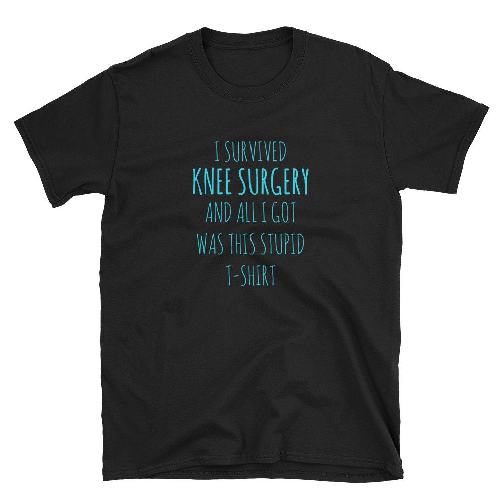 I Survived Knee Surgery & All Got Was This Stupid T-Shirt Funny Knee Injury Shirt Knie-Verletzung Geschenk Kurzärmeliges Unisex von MRKPrints