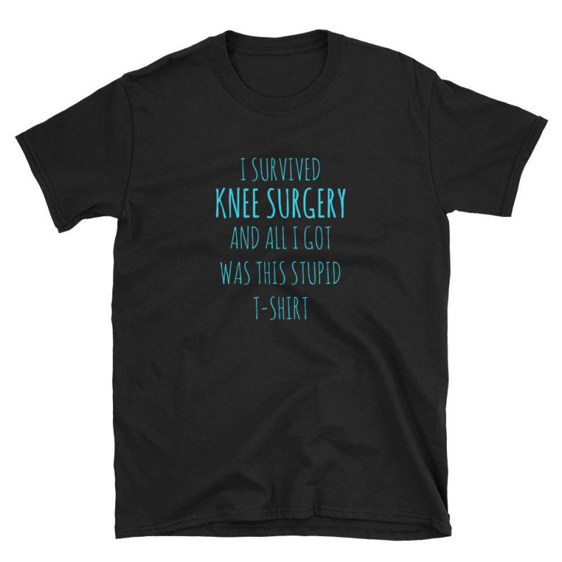 I Survived Knee Surgery & All Got Was This Stupid T-Shirt Funny Knee Injury Shirt Knie-Verletzung Geschenk Kurzärmeliges Unisex von MRKPrints