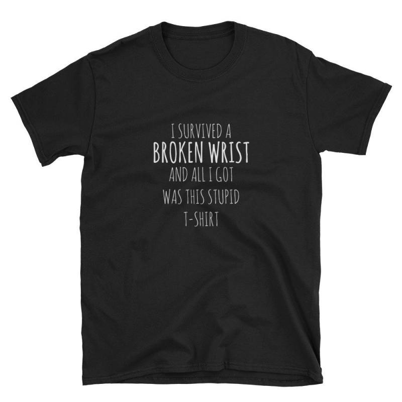 Survived A Broken Wrist Joke T-Shirt Brokend Wrist Recovery Geschenk Shirt Unisex Tees von MRKPrints