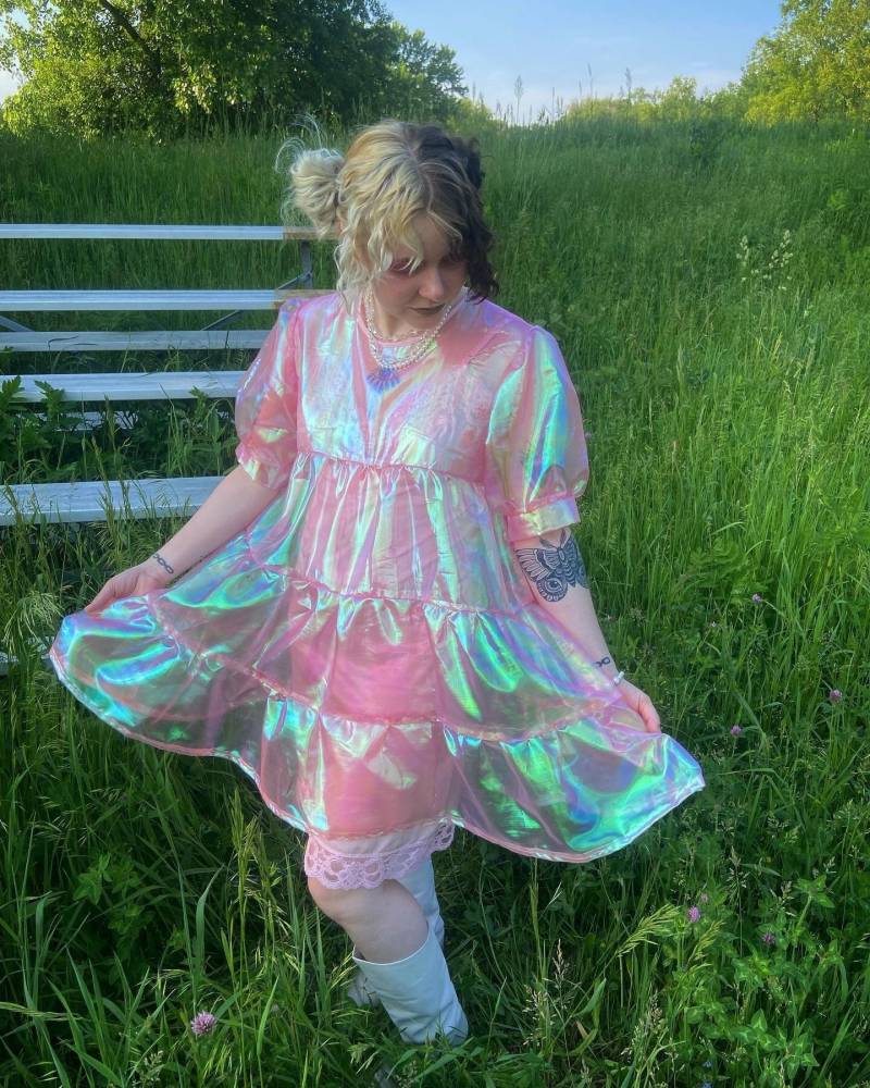 Schiere Organza Babydoll-Stil Glänzendes Kleid, Handgemachte Einzigartige Kleidung, Mehrfarbige Helle Und Neutrale Optionen, Alternative Streetwear von MRLucid