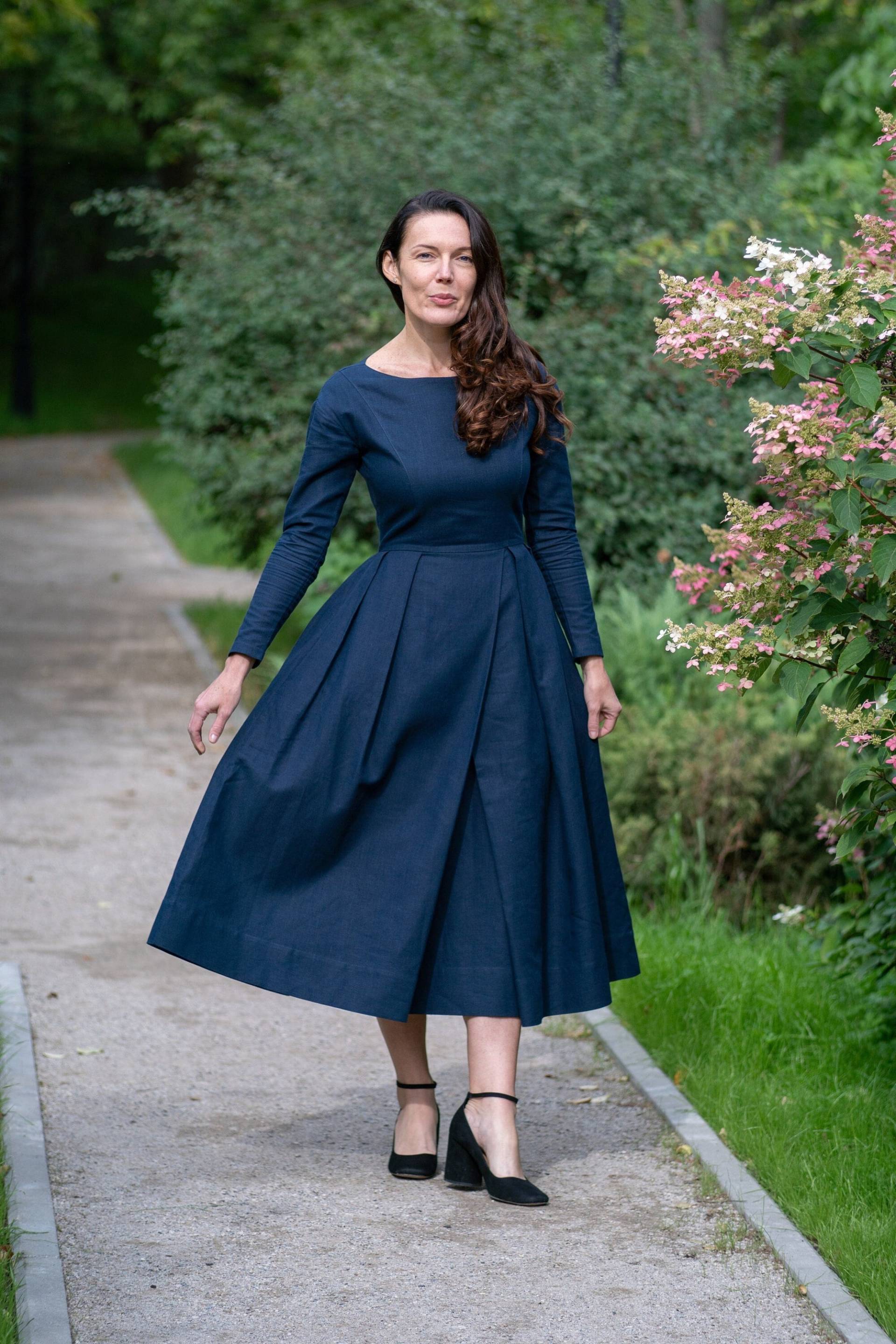 Marineblaues Kleid, Bescheidenes Leinenkleid, Frauen Leinen Prairie Plissee Lange Ärmel Kleidung, Amish von MRSPOMERANZ