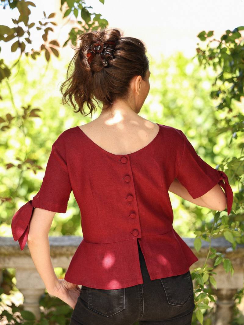 Weinrote Leinen-Schößchenbluse Zum Binden - Sample Sale Größe S von MRSPOMERANZ