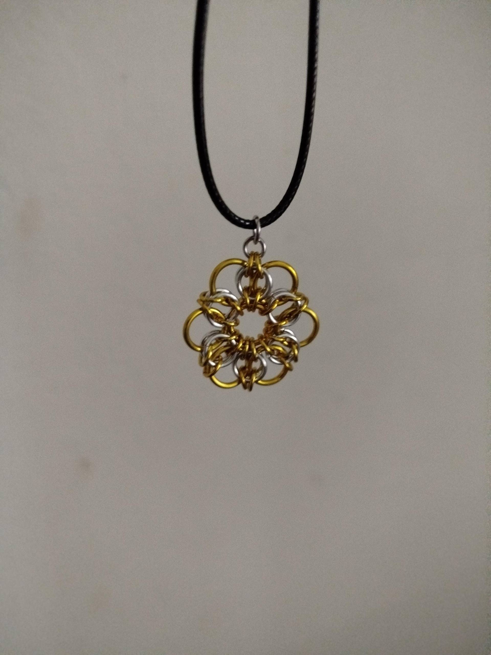 Chainmaille Blumen Anhänger Halskette Gelb & Silber Eloxiertes Aluminium von MRjewerlyCZ