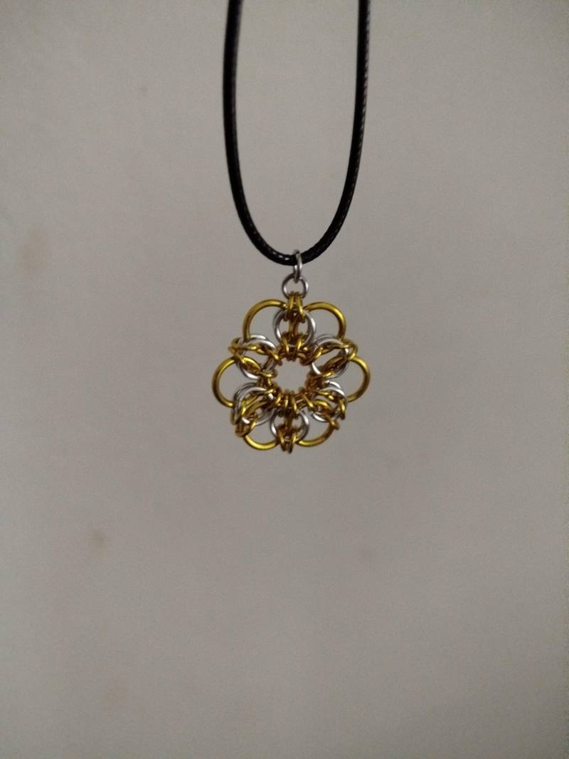 Chainmaille Blumen-Anhänger-Halskette Gelb Und Silber Eloxiertes Aluminium von MRjewerlyCZ
