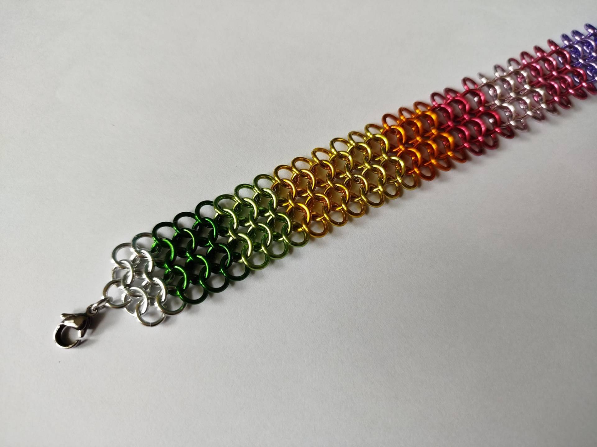 Gothic Regenbogen Chainmaille Armband - Dark Alternative Pride Schmuck, Handgemachte Unisex Rüstung von MRjewerlyCZ