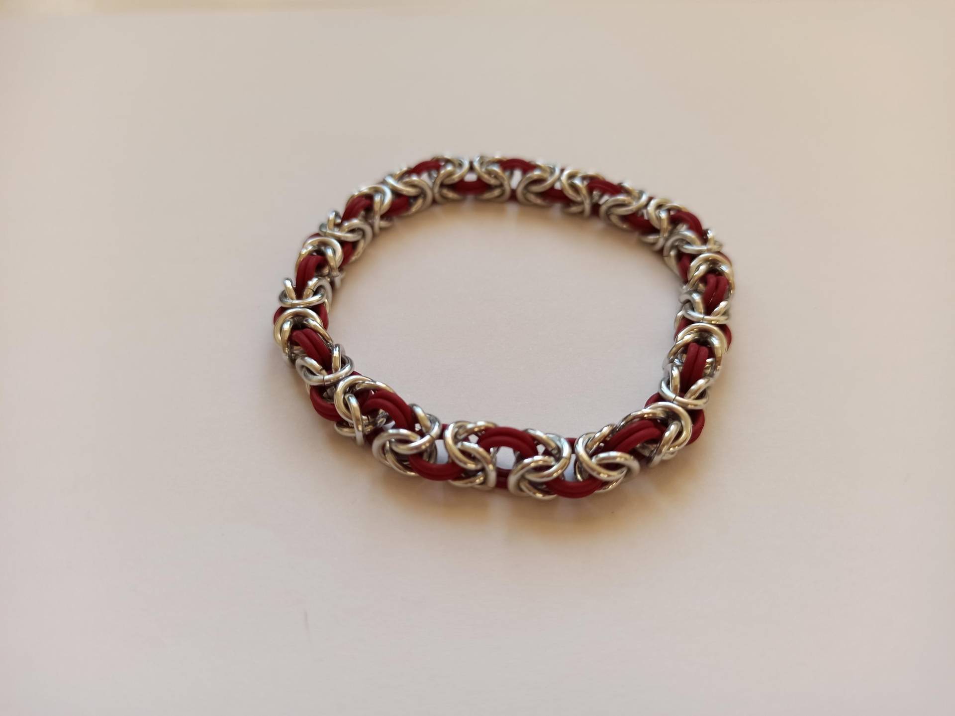 Rot Und Silber Chainmaille Armband - Leichtes Aluminium Kautschuk Schmuck Modernes Unisex Geschenk, Flexibel von MRjewerlyCZ