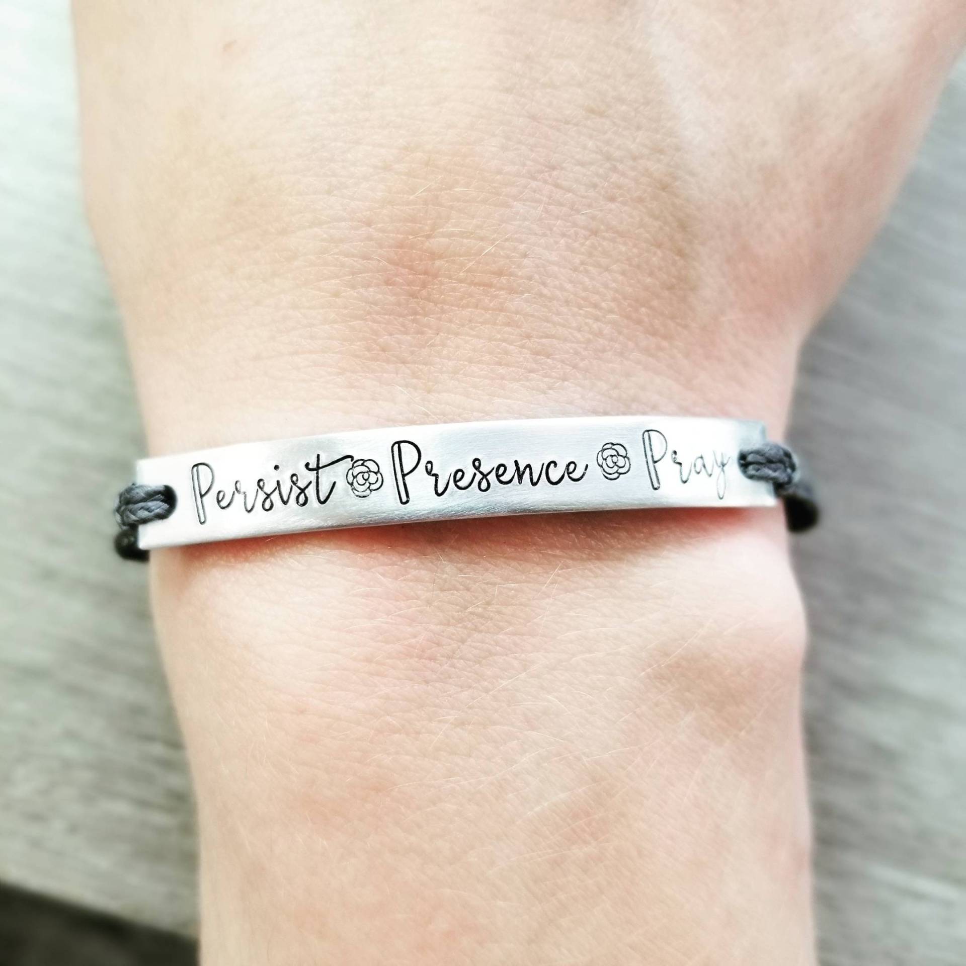 Wort Armband-Benutzerdefinierte Bar Armband-Paracord Armband-Personalisierte Armband Frauen-Inspirierende Geschenk Für Sie Neue Jahre 2023 von MSDesignsOn3rd