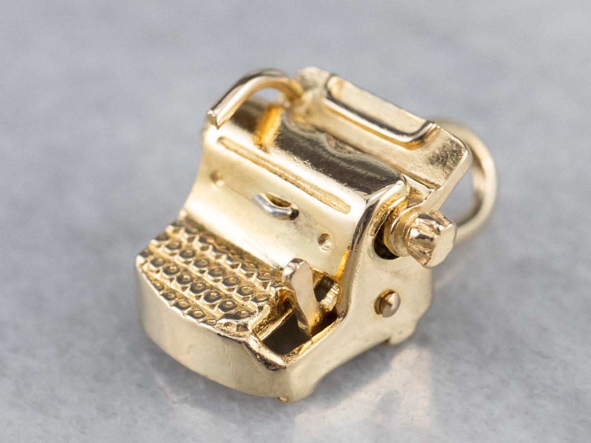 14K Gold Moving Schreibmaschine Charm, Schreibmaschinen Anhänger, Vintage Schriftsteller Journalist 9Hx1Q68N von MSJewelers