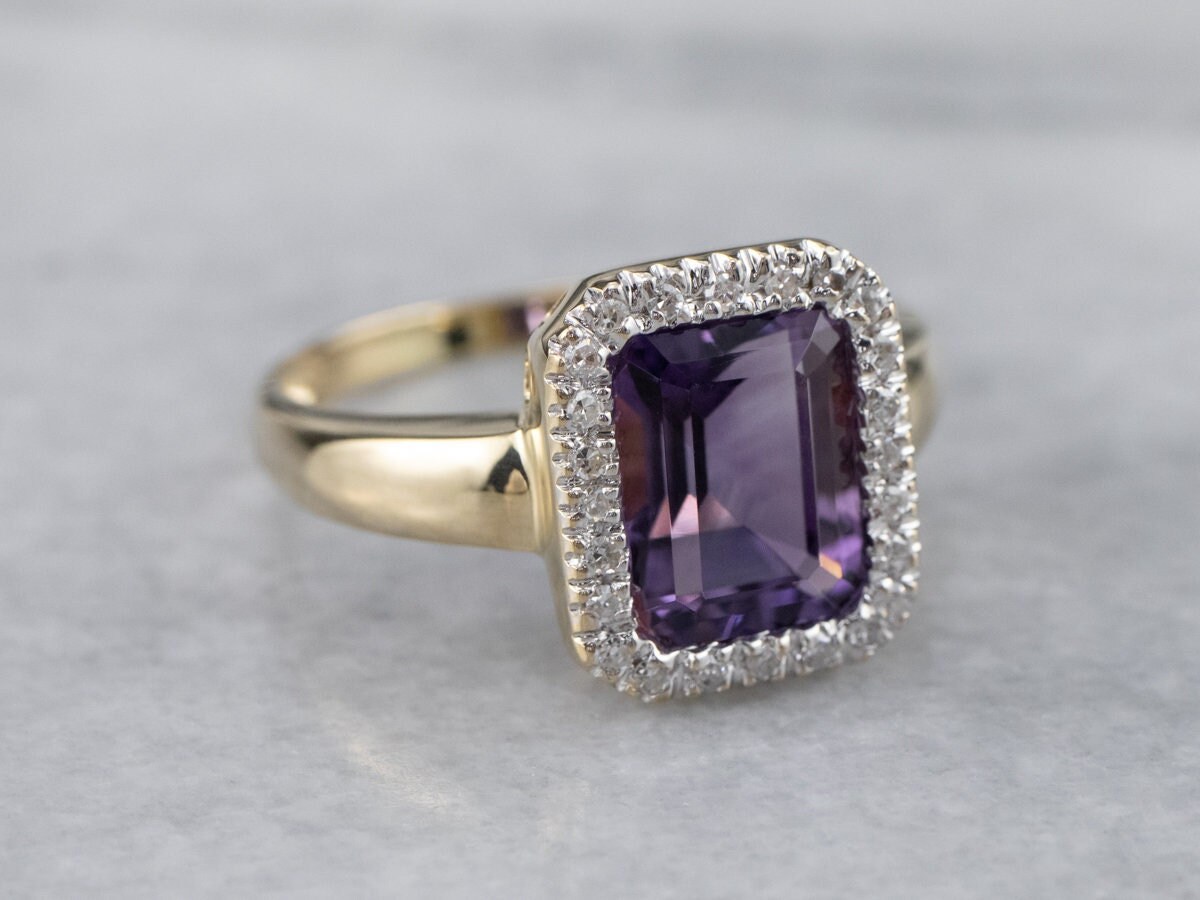 Amethyst Cocktail Ring, Und Diamant Heiligenschein Zweifarbig Gold Jubiläum Rechter Hand Ring 752W9 von MSJewelers