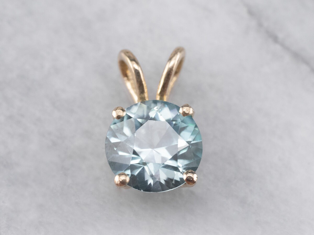 Blauer Zirkon Solitär Anhänger, Gelbgold Layering Schmuck, Dezember Geburtsstein 9Rfmrku2 von MSJewelers