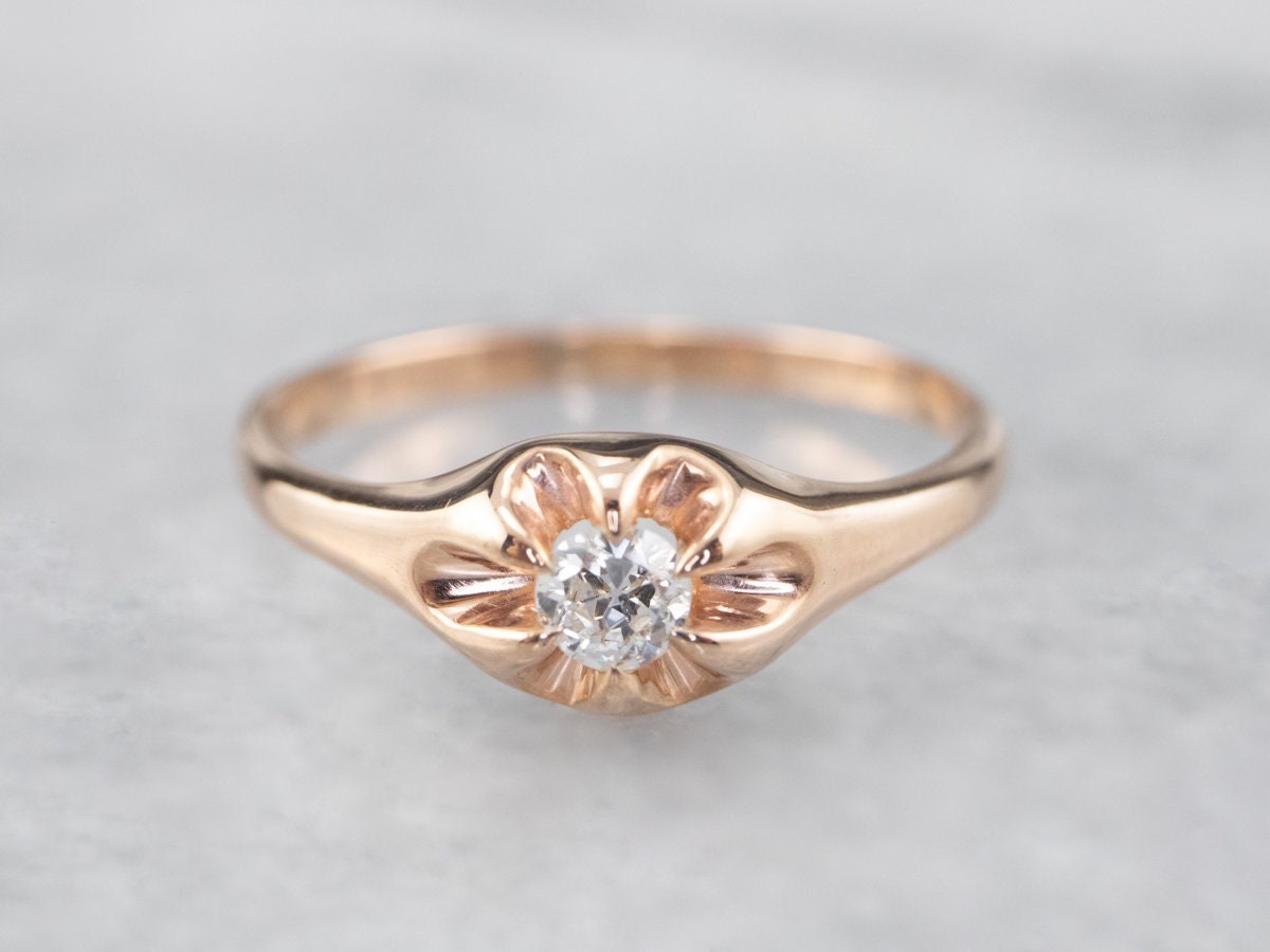 Buttercup Diamant Solitär Ring, Roségold Verlobungsring, Antik Belcher Ring V5035Y0H von MSJewelers