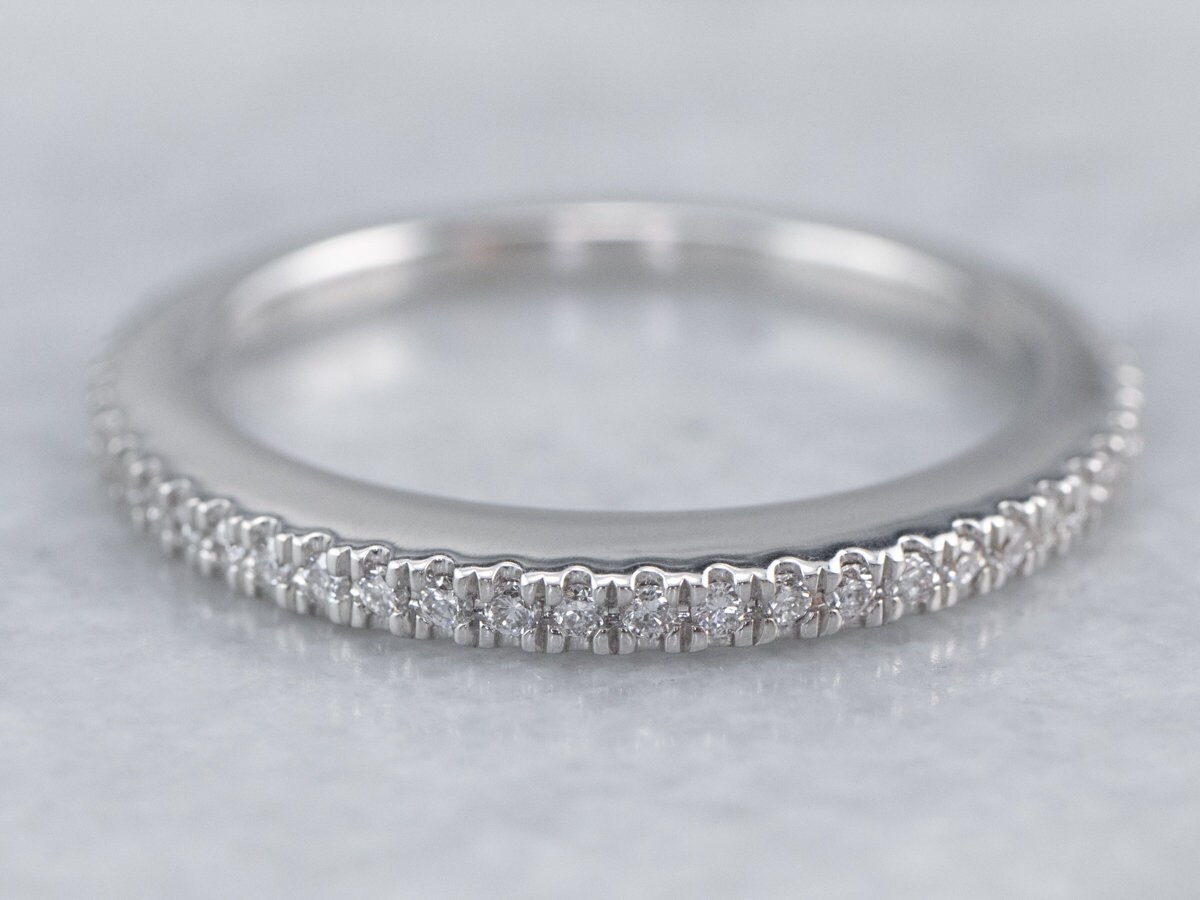 Diamant Weißgold Ehering, Dünne Diamant-Band, Stapelring, Jahrestagband, V0R46Z38 von MSJewelers