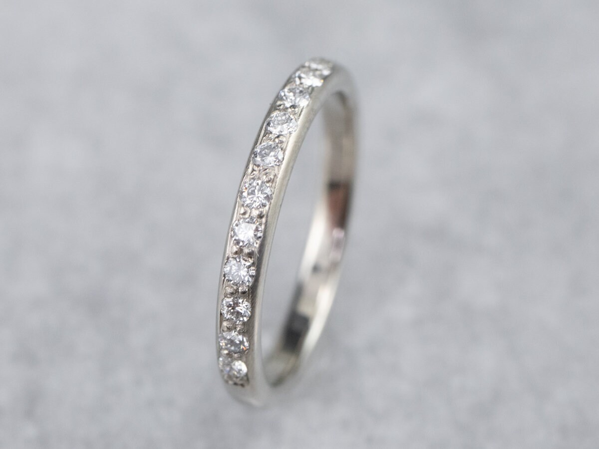 Dünner Diamant Ehering, 14K Weißgold Band, Jubiläumsring, Stapelring V3D2Vtdy von MSJewelers