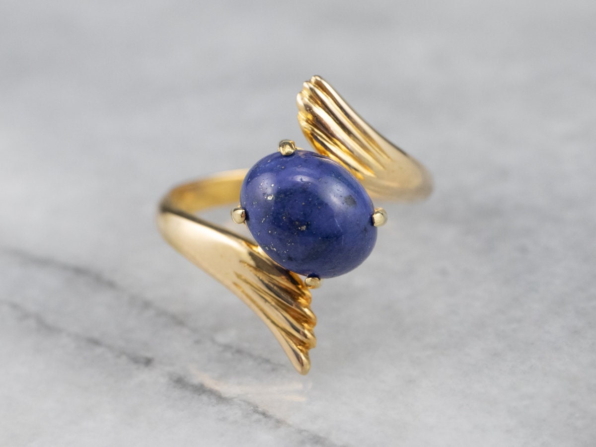 Geflügelter Lapis Bypass Ring, Gelbgold Solitär Cabochon Blauer Stein Schmuck 7923C282 von MSJewelers