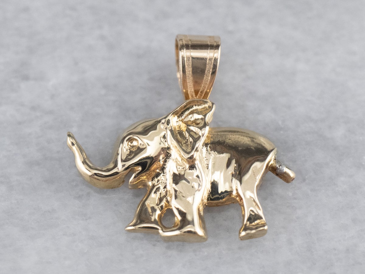 Glücklicher Elefant Gold Anhänger, Glückselefant Glücksbringer, Erhabener Rüssel Elefant, Tieranhänger, T7A4Khqd von MSJewelers