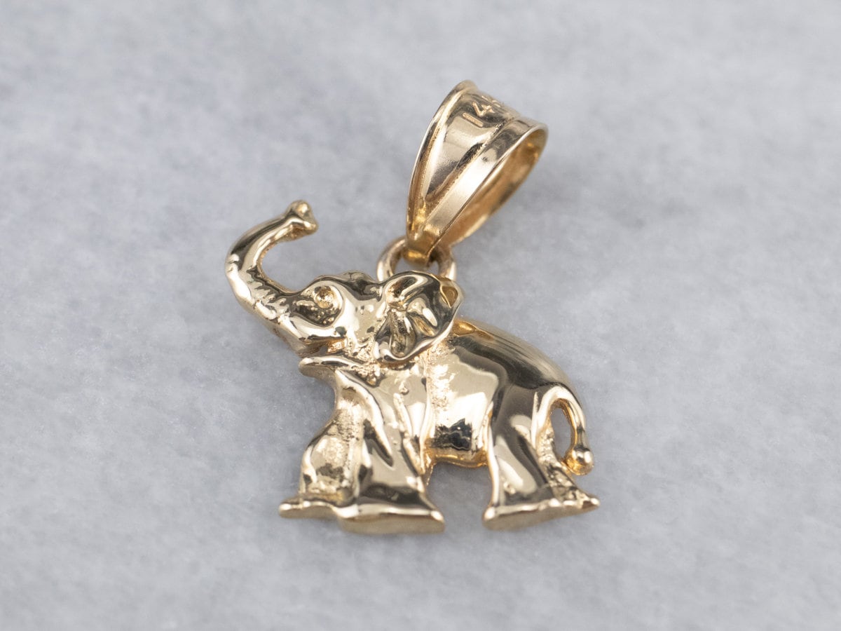 Glückselefant Anhänger, Gold Elefant Erhabener Stamm, Talisman, Tier Charm, Ce9469D4 von MSJewelers