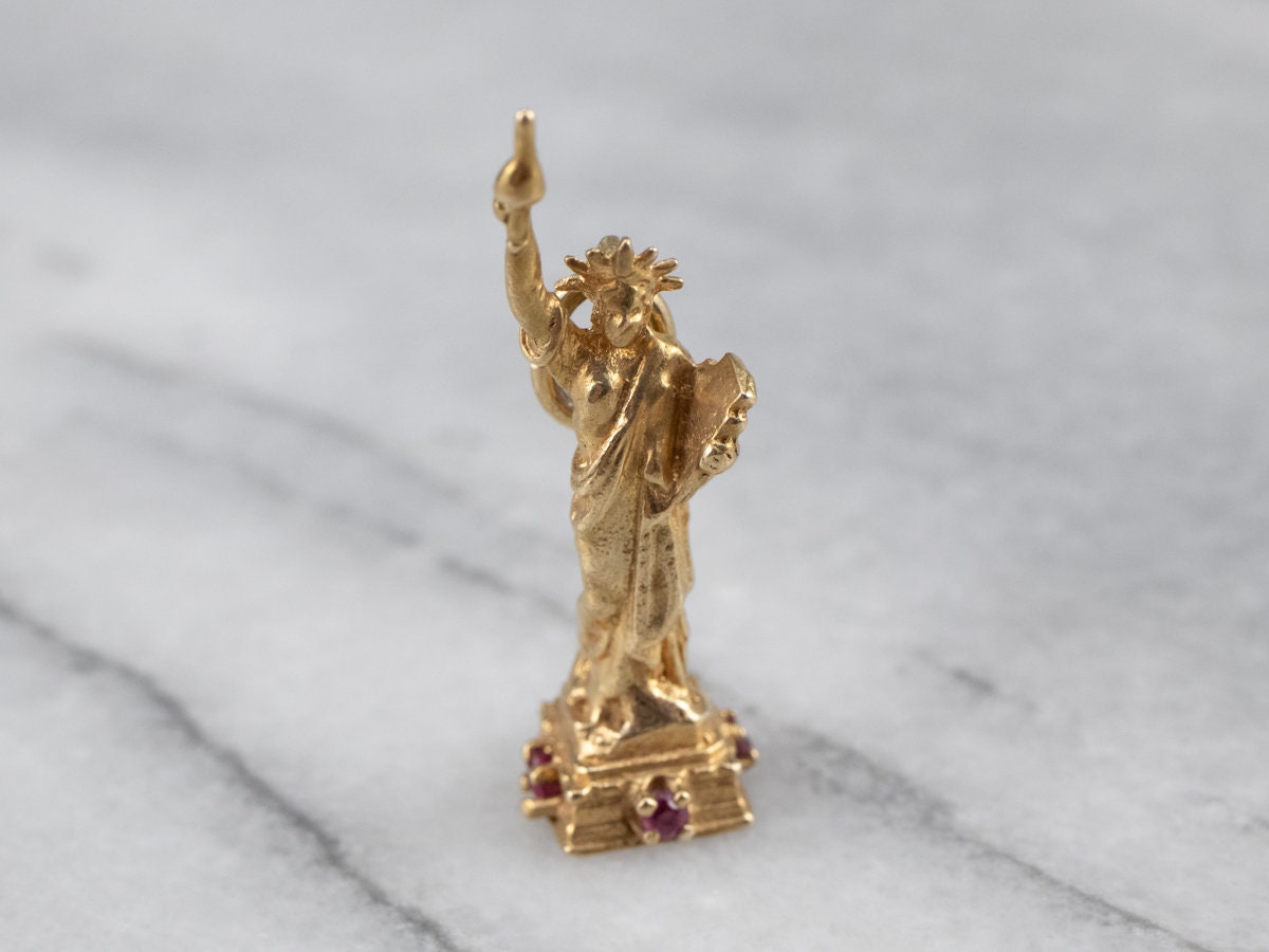 Gold Statue Of Liberty Anhänger, Charm, Rubin New York City Reise Nq5Ae0Q6 von MSJewelers