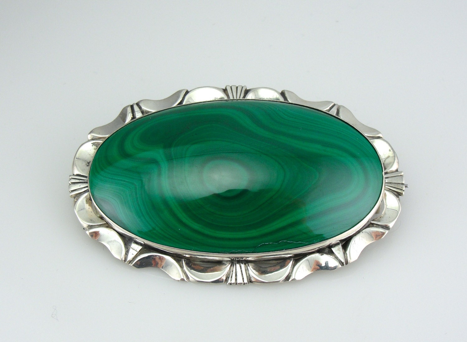 Leuchtend Grüne Malachit Brosche Oder Anhänger Mit Mid-Century Sterling Rahmen 5Lmyz3-D von MSJewelers