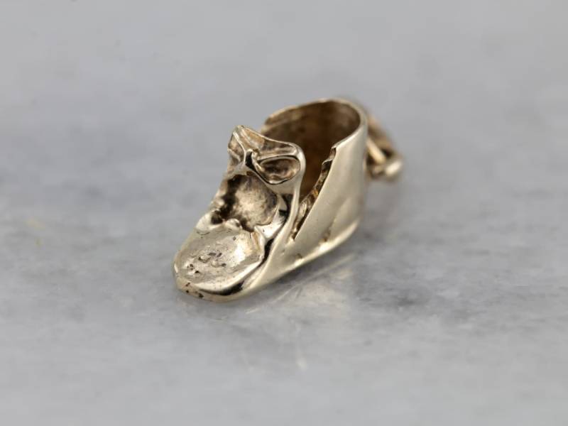 Süßes Vintage Baby Schuh Charme in Gelb Gold Mp5M6D-P Süßes Vintage Baby Schuh Charme in Gelb Gold Mp5M6D-P von MSJewelers